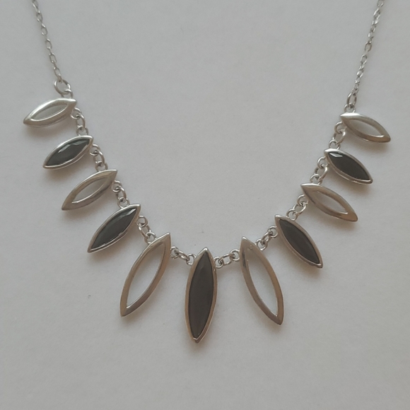 Silver necklace and earrings - Picture 2 of 5